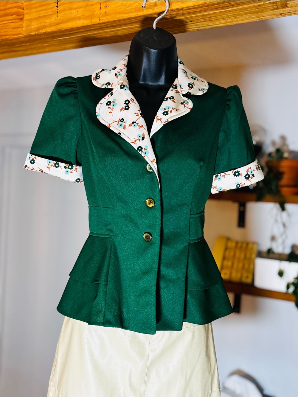 True Vintage 70s 80s Dark Green Floral Peplum Blazer Top Short Sleeve Size 7